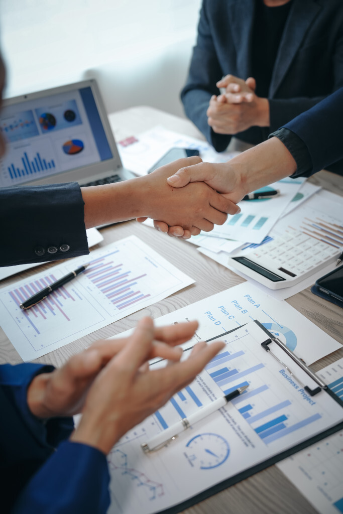 Poignée de main entre hommes d'affaires