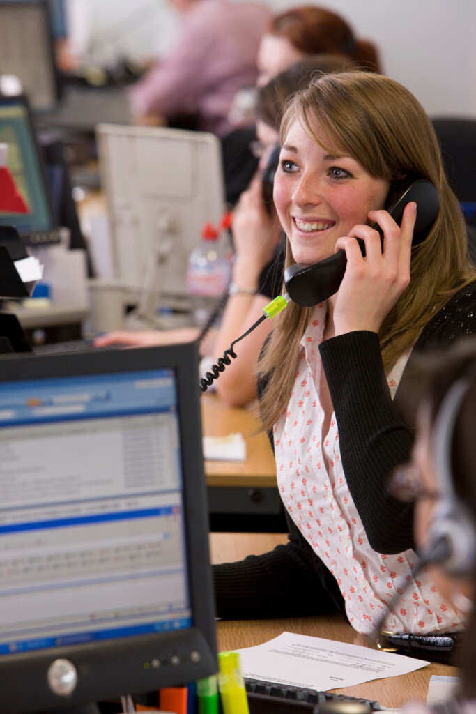 Femme souriante au téléphone